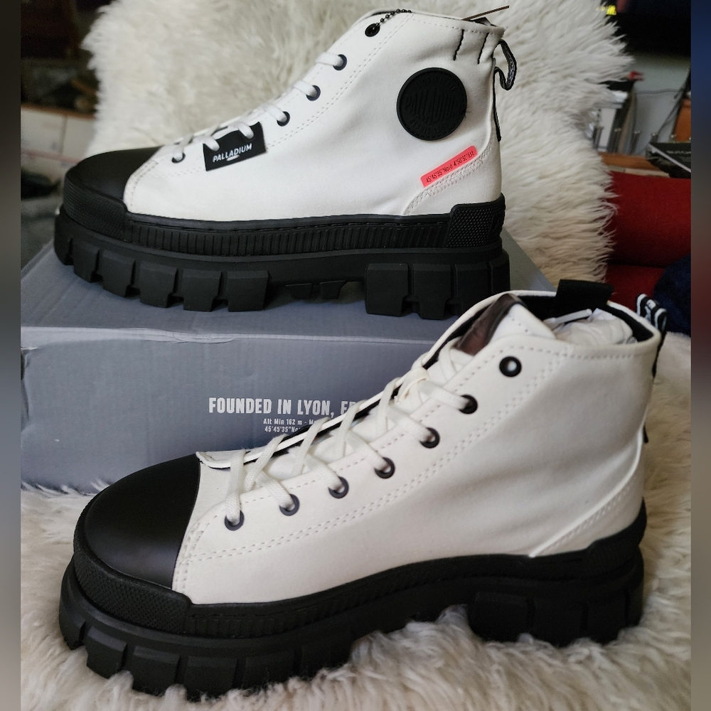 9W. NWT. Palladium Revolt HI TX White and Black High-Top Sneaker Boots